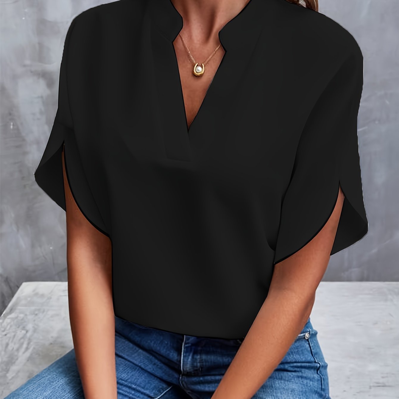 RELAXED V-NECK BLOUSE – CASUAL ELEGANCE WITH A COMFORTABLE FIT!